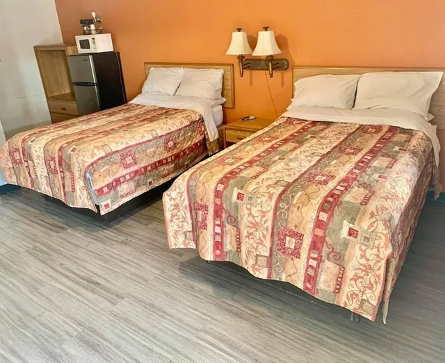 3 Bedrooms, Standard, 3 Double Beds, Mustang Motel 1/1