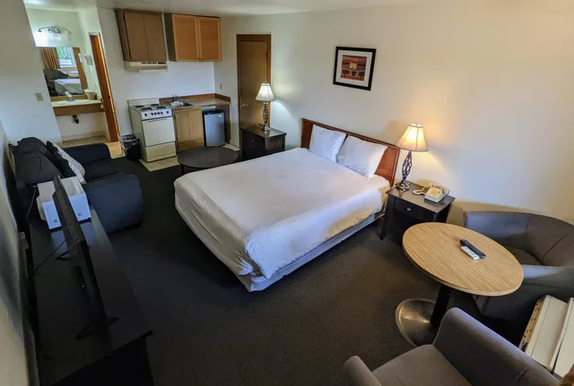 Room, Queen Bed, Fairground Inn Monroe WA 3/10