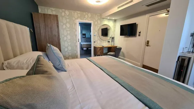 غرفة ديلوكس بسرير كينج مع أريكة، St Georges Hotel 2/3