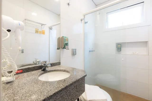 غرفة قياسية بسرير كوين وسرير فردي، Taroba Hotel 4/4