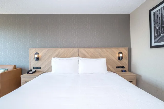 غرفة بريميوم بسرير كينج مع أريكة في طابق مرتفع، Sandman Hotel Montreal-Longueuil 4/7