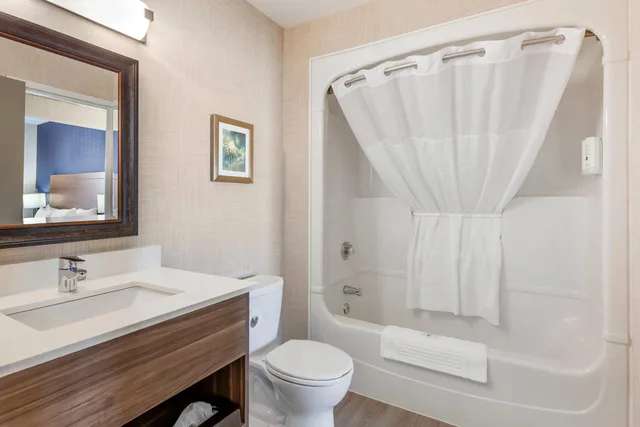 Upgrade, Suite, King Bed، Quality Suites Whitby 9/10