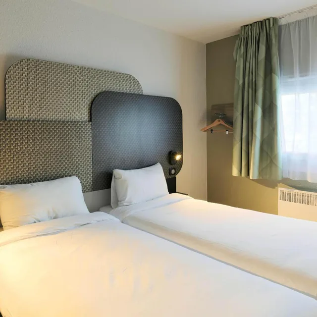 Twin room, B&B Hotel Cergy Pierrelaye 2/5