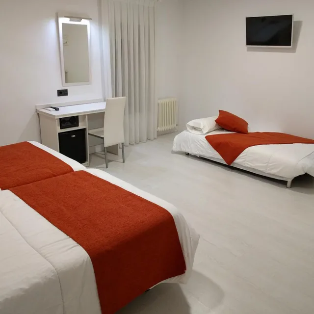 غرفة قياسية بسريرين منفصلين مع أريكة، Hotel Emperatriz I 1/9