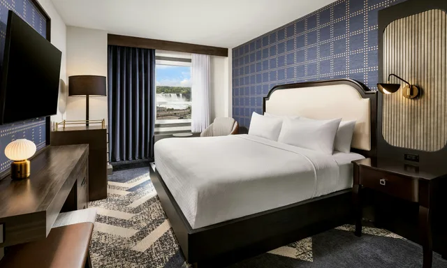 Deluxe, King Bed, Falls View، The Brock Niagara Falls Fallsview, Tapestry by Hilton 1/2