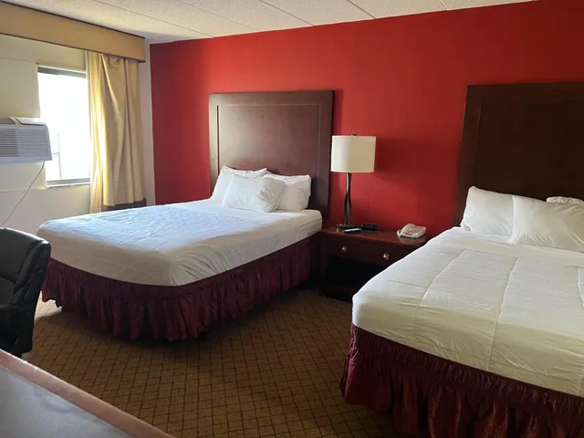 غرفة بسريرين كوين بإطلالة على المسبح، Clarion Hotel & Conference Center Lansing West 2/2