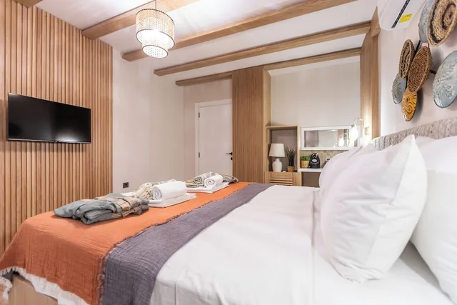 غرفة ديلوكس بسرير كوين بإطلالة على الفناء بحوض جاكوزي، Kalkan Saray Suites Hotel 5/6