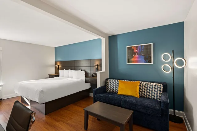 جناح جونيور بسرير كينج مع أريكة، Best Western Shackleford 2/3