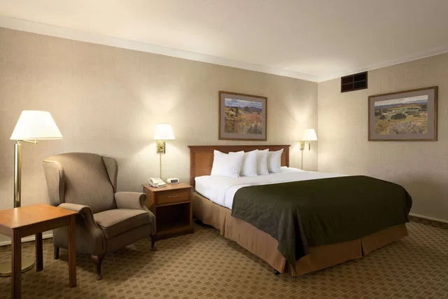 غرفة بسرير كينج للمدخنين، Days Inn & Suites by Wyndham Trinidad 1/1