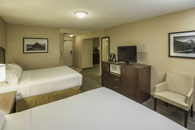 جناح بسريرين كوين بإطلالة على المسبح بغرفة نوم واحدة، HOLIDAY INN LETHBRIDGE 5/10