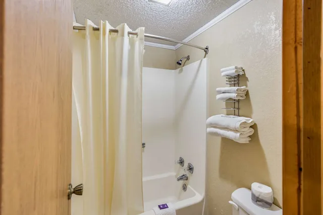 غرفة بسرير كوين بمطبخ صغير للمدخنين، Knights Inn Ashland 4/4