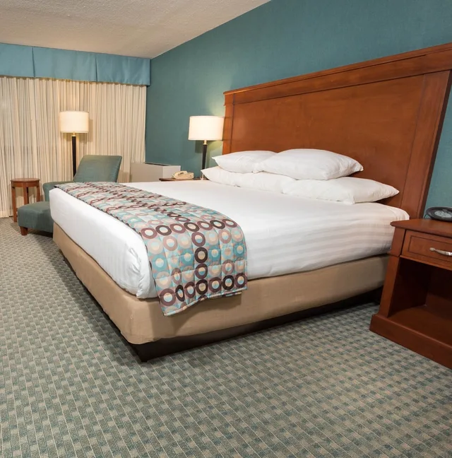 غرفة بسرير كينج في طابق مرتفع، Pear Tree Inn St Louis Near Union Station 2/7