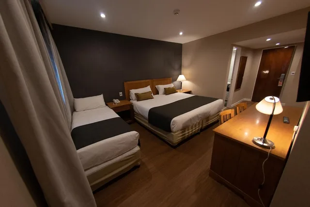 غرفة قياسية ثلاثية بسرير كوين وسرير فردي، Canal Beagle Hotel 1/2