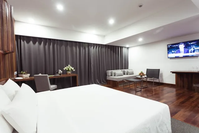 Executive, Suite, King Bed, Pool View, Sofa, Hotel Somadevi Boutique 2/10