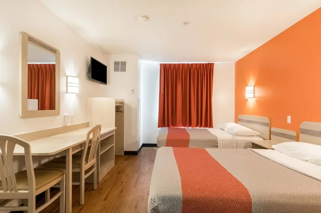 Suite, King and Queen Bed, Motel6 Newport, TN 4/7
