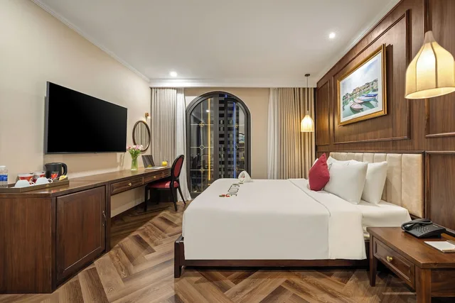 جناح بسرير كينج بإطلالة جزئية على البحر بحوض استحمام، Golden Lotus Luxury Hotel Da Nang 5/10