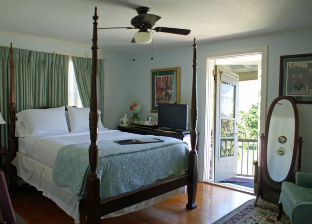 Rockwell, Queen Bed, Sabal Palm House 1/2