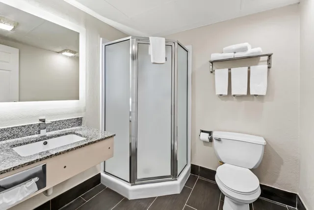 جناح بسرير كينج للمدخنين، Quality Inn & Suites near Robins Air Force Base 5/5
