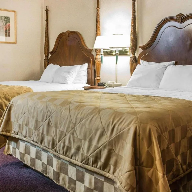 جناح بغرفتي نوم، Clarion Hotel Mackinaw City Beachfront 2/3