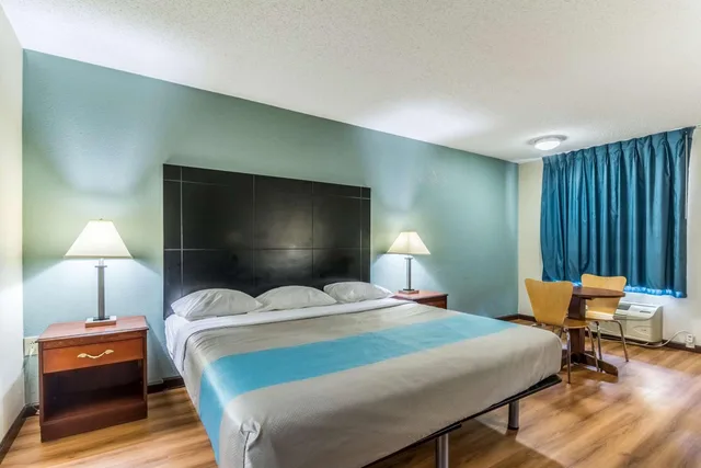 1 King Bed - Non-Smoking, Mini Fridge، Motel6 Kenly, NC 4/9