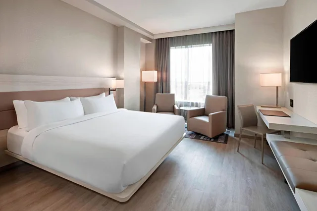 غرفة بسرير مزدوج بإطلالة، Ac Hotel Gainesville Downtown 1/3