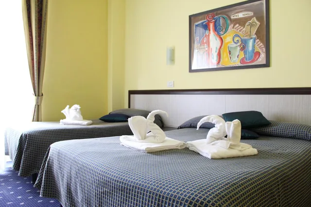 غرفة ثلاثية، Hotel Lugano 2/10