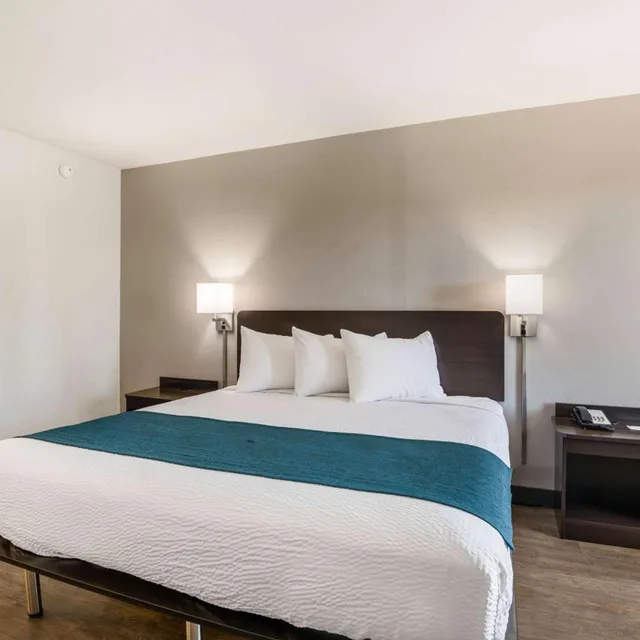 غرفة بسرير كينج لذوي الإعاقة، Motel6 Tucson, AZ- Downtown 3/7