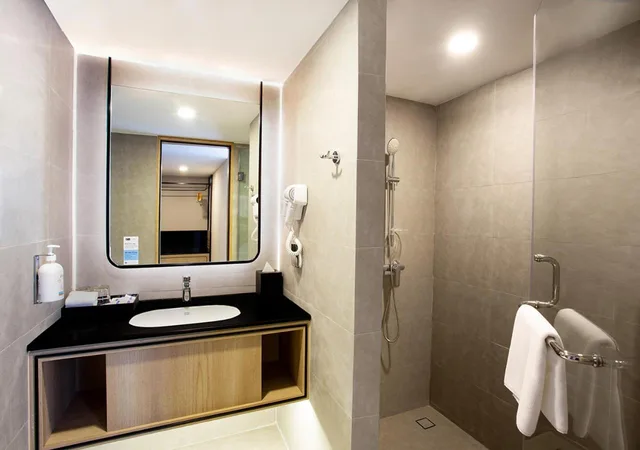 جناح بسرير كوين مع أريكة، Holiday Inn Express & Suites Bangkok Central Pier 5/6