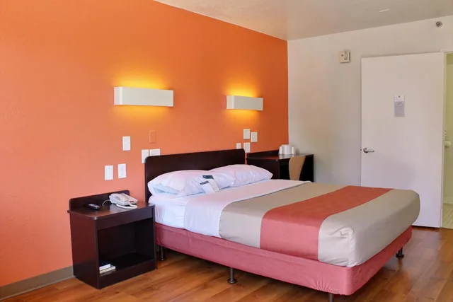 1 Queen Bed - ADA/RI Shower/Micfridge، Motel6 San Luis Obispo, CA - South 6/10