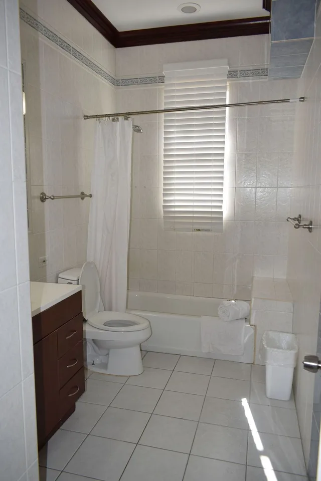 1 Bedroom, Studio, Queen Bed, Brownstone Marlin Drive 2/3
