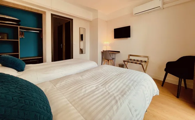 غرفة بسريرين منفصلين بإطلالة على الفناء، Hotel Courbet 1/4