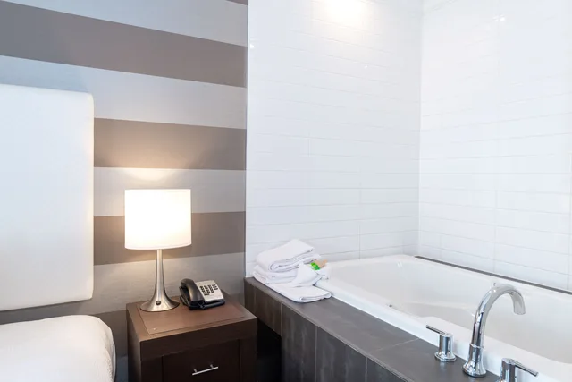 جناح غراند بسرير كينج مع أريكة بجاكوزي بمطبخ، Sandman Hotel Edmonton West 6/6