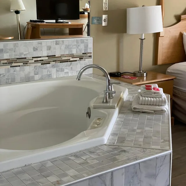 غرفة بسرير كينج بجاكوزي، Econo Lodge Newport Smoky Mountains Gateway 3/9