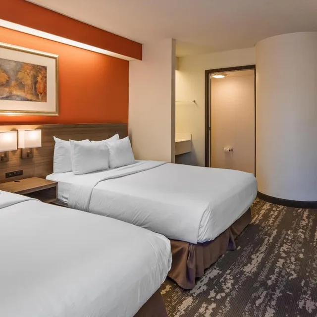 غرفة بسرير كوين بإطلالة، Charlevoix Inn Suites, SureStay Collection by Best Western 5/9