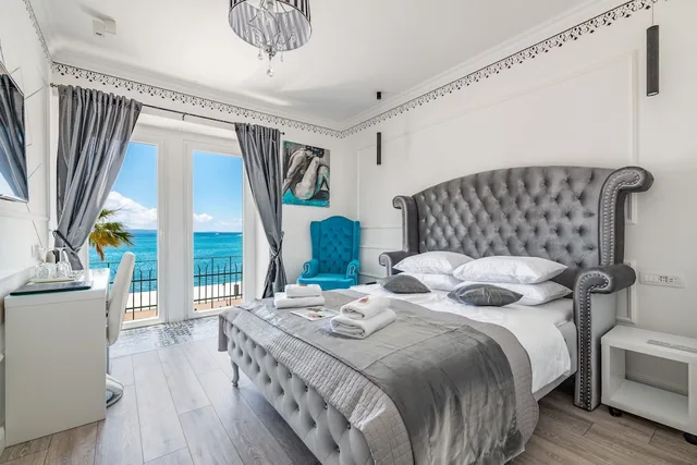 غرفة بريستيج بسرير كوين بإطلالة على البحر بشرفة، Galeria Valeria Seaside Downtown - MAG Quaint & Elegant Boutique Hotels 2/6
