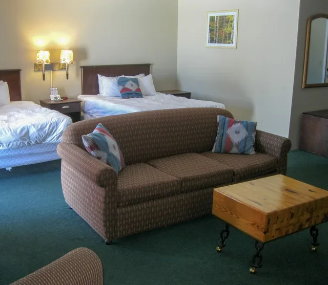Family Suite, Spruce, 2 Queen Beds, Sofa, Balcony، Cedar Hill Lodge 2/2