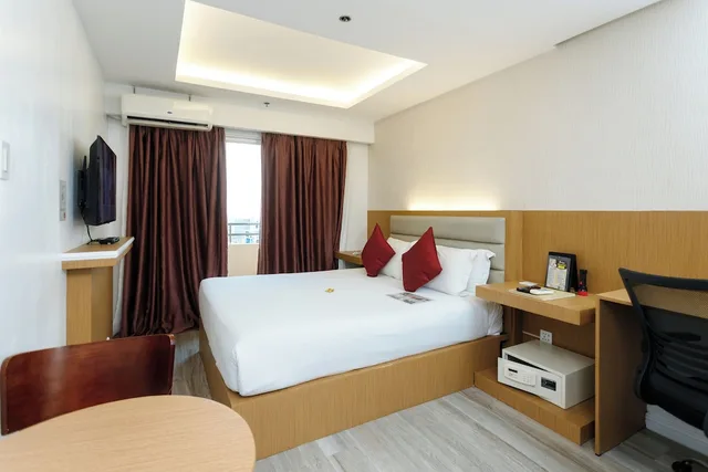 جناح كلوب بريفيليج بسرير كوين، Regency Grand Suites 2/5