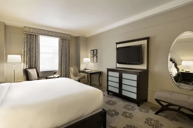 Deluxe, 2 Queen Beds, Fairmont Hotel Vancouver 2/3