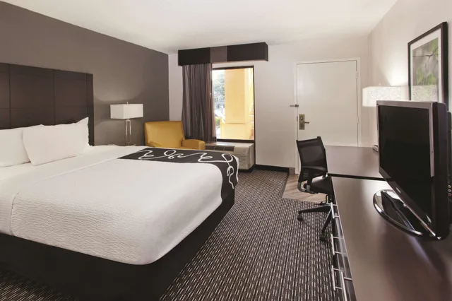 غرفة داخلية بسرير كوين لذوي الإعاقة، La Quinta Inn & Suites by Wyndham Charleston Riverview 2/4
