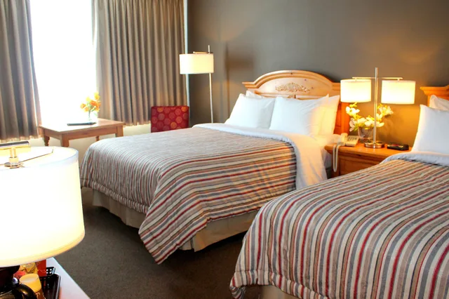 غرفة قياسية بسرير كوين وسرير كوين بإطلالة على البحيرة، Confederation Place Hotel 1/3