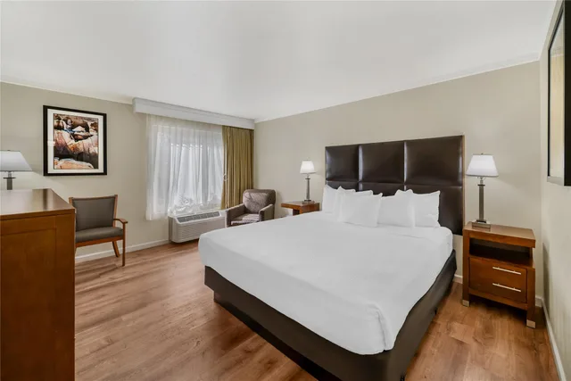 غرفة بسرير كينج بحوض استحمام لذوي الإعاقة، Best Western Plus Northwoods Inn 1/5