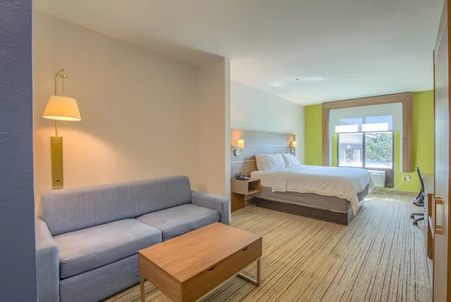Suite, King Bed, Holiday Inn Express Hotel And Suites Gulf Shores 2/4