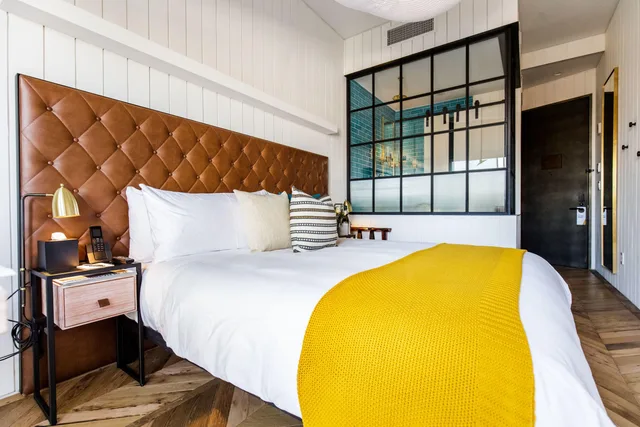 غرفة قياسية بسرير كوين، Arlo Williamsburg 3/4