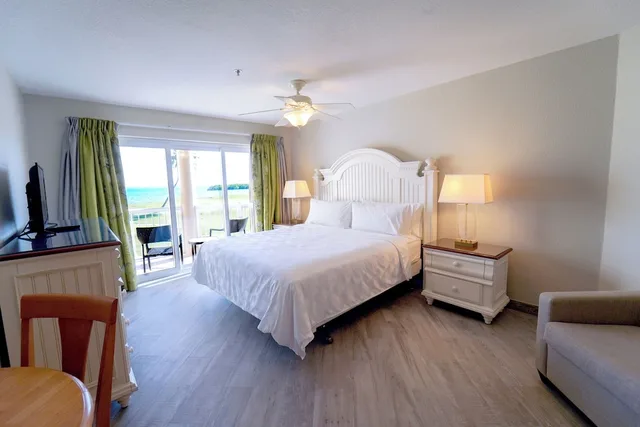 جناح استوديو بسرير كينج بإطلالة على البحر مع أريكة، The Grand Caymanian Resort 2/3
