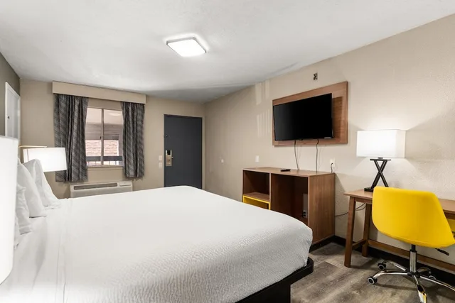 غرفة بسرير كينج، Days Inn by Wyndham Albuquerque Northeast 4/6