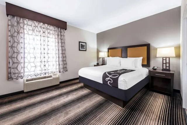 جناح ديلوكس عائلي بسرير كينج، La Quinta Inn & Suites by Wyndham Orange 4/5