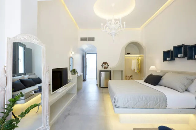 Suite, King Bed, Outdoor Jetted Tub, Sofa، Amara Suites Santorini 2/8
