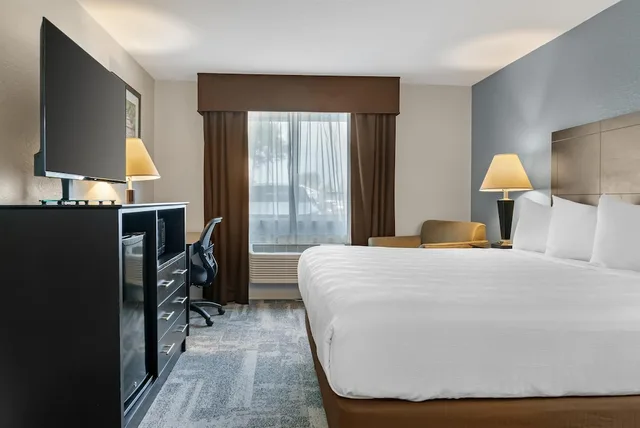 Standard, King Bed, Best Western Lakewinds 2/10