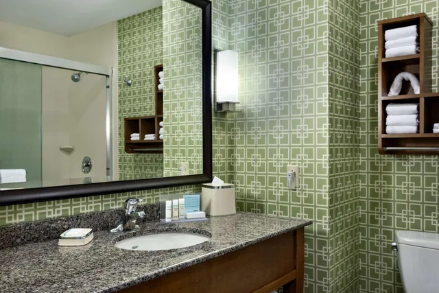 استوديو بسرير كينج مع أريكة لذوي الإعاقة، Hampton Inn & Suites Clayton/St Louis-Galleria Area 3/3