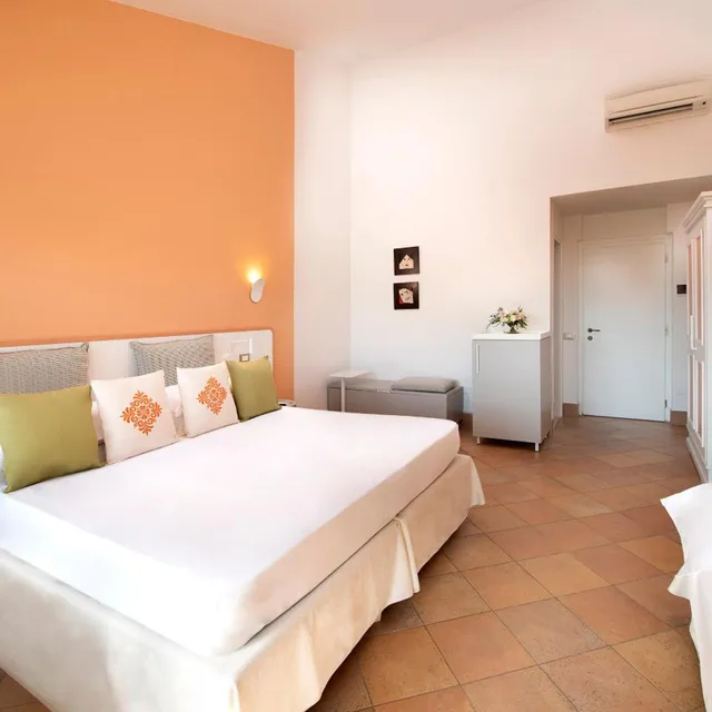 غرفة ثلاثية بشرفة، Chia Laguna - Hotel Village 2/7